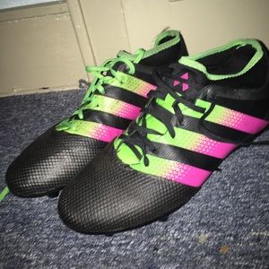 shoes to play in synthetic grass.